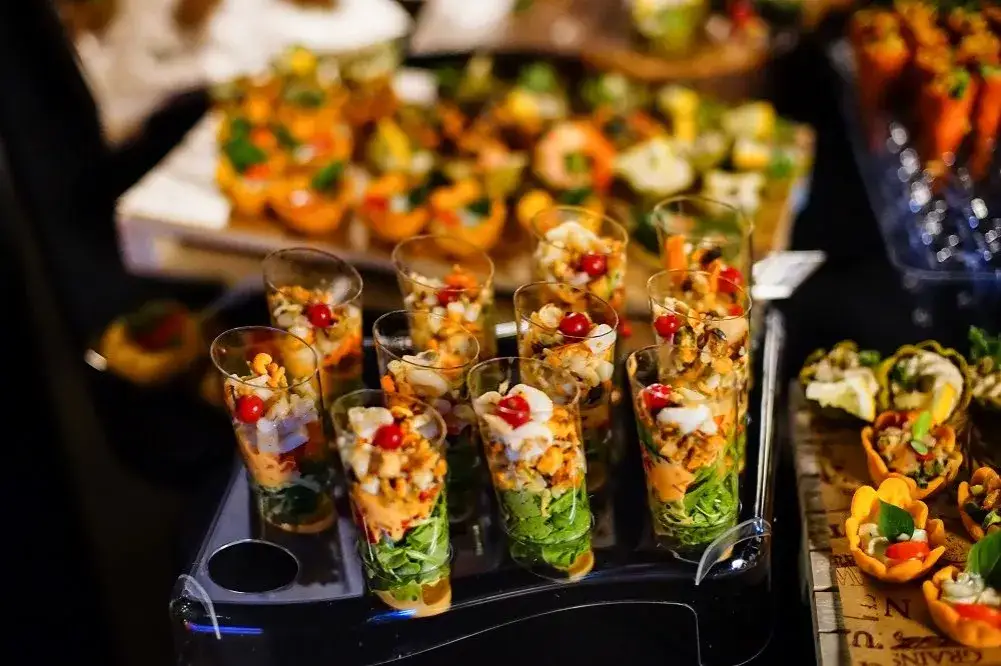 Zdjęcie Ile kosztuje catering na 50 osób? Sprawdź, co wpływa na ceny