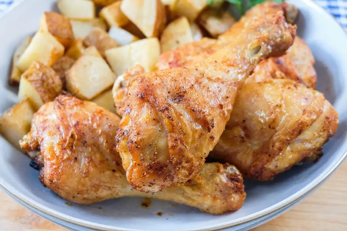 Pyszne, złociste palki z kurczaka w airfryer, podane z chrupiącymi ziemniakami. Idealny obiad!