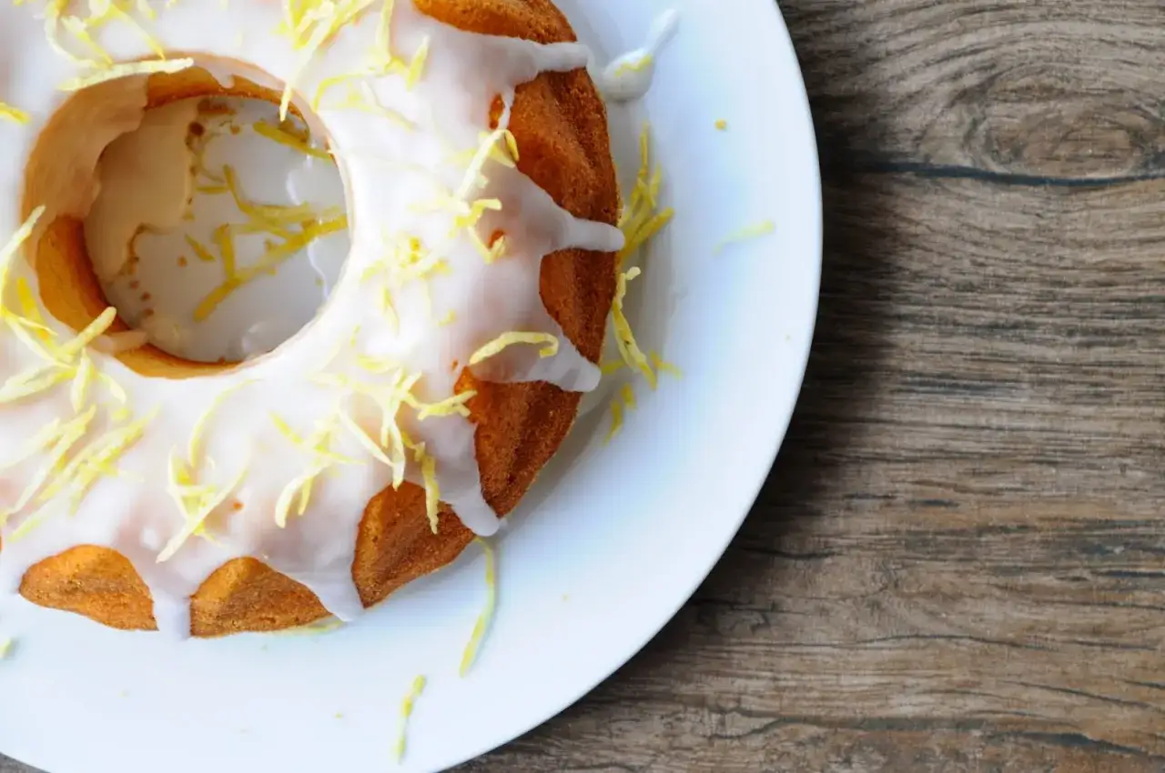 Babka cytrynowa bardzo wilgotna mniam, oblana lukrem i posypana skórką cytrynową. Wygląda apetycznie!