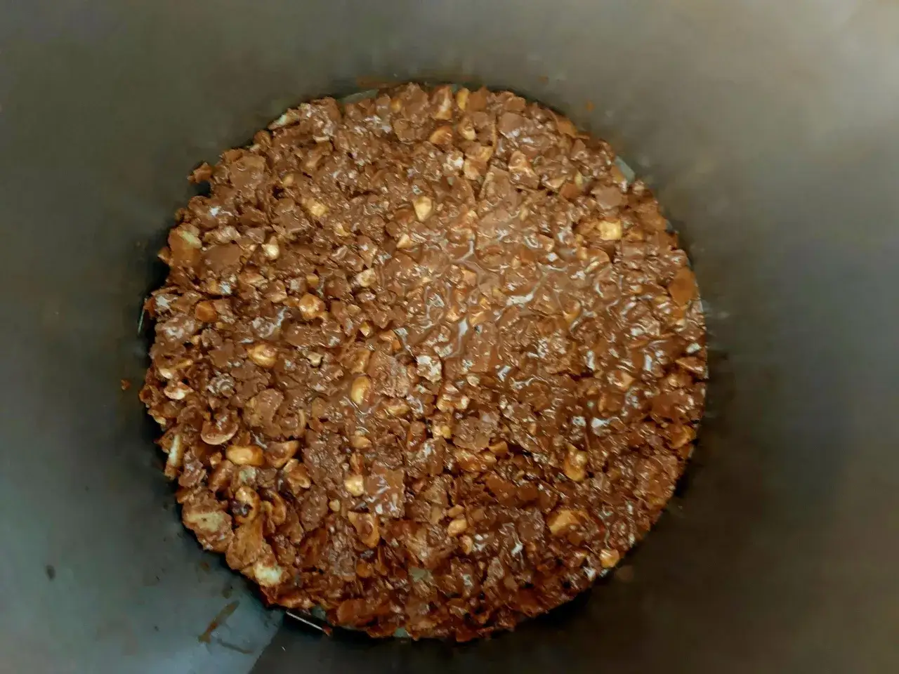 Chrupka do tortu z płatków kukurydzianych i orzechów, oblana czekoladą. Idealna baza dla słodkich wypieków.