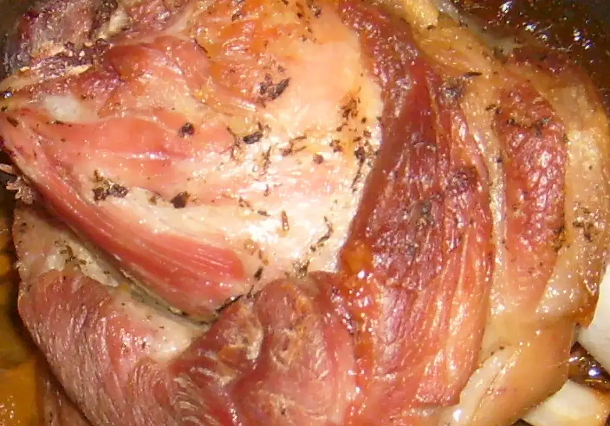 Soczysta, rumiana golonka, gotowana i pieczona, z chrupiącą skórką i aromatycznymi przyprawami. Najlepsza golonka gotowana i pieczona czeka na Ciebie!
