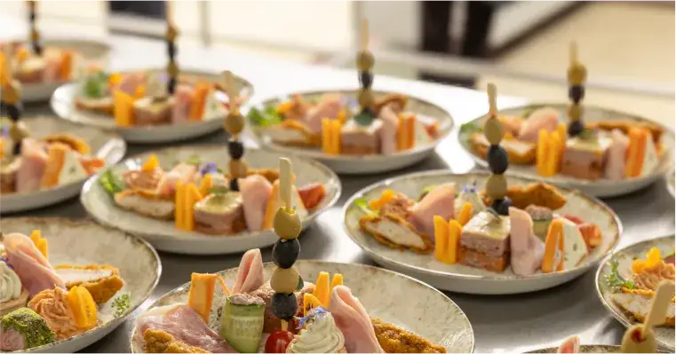 Zdjęcie Ile kosztuje catering na 30 osób? Zaskakujące ceny i opcje do wyboru