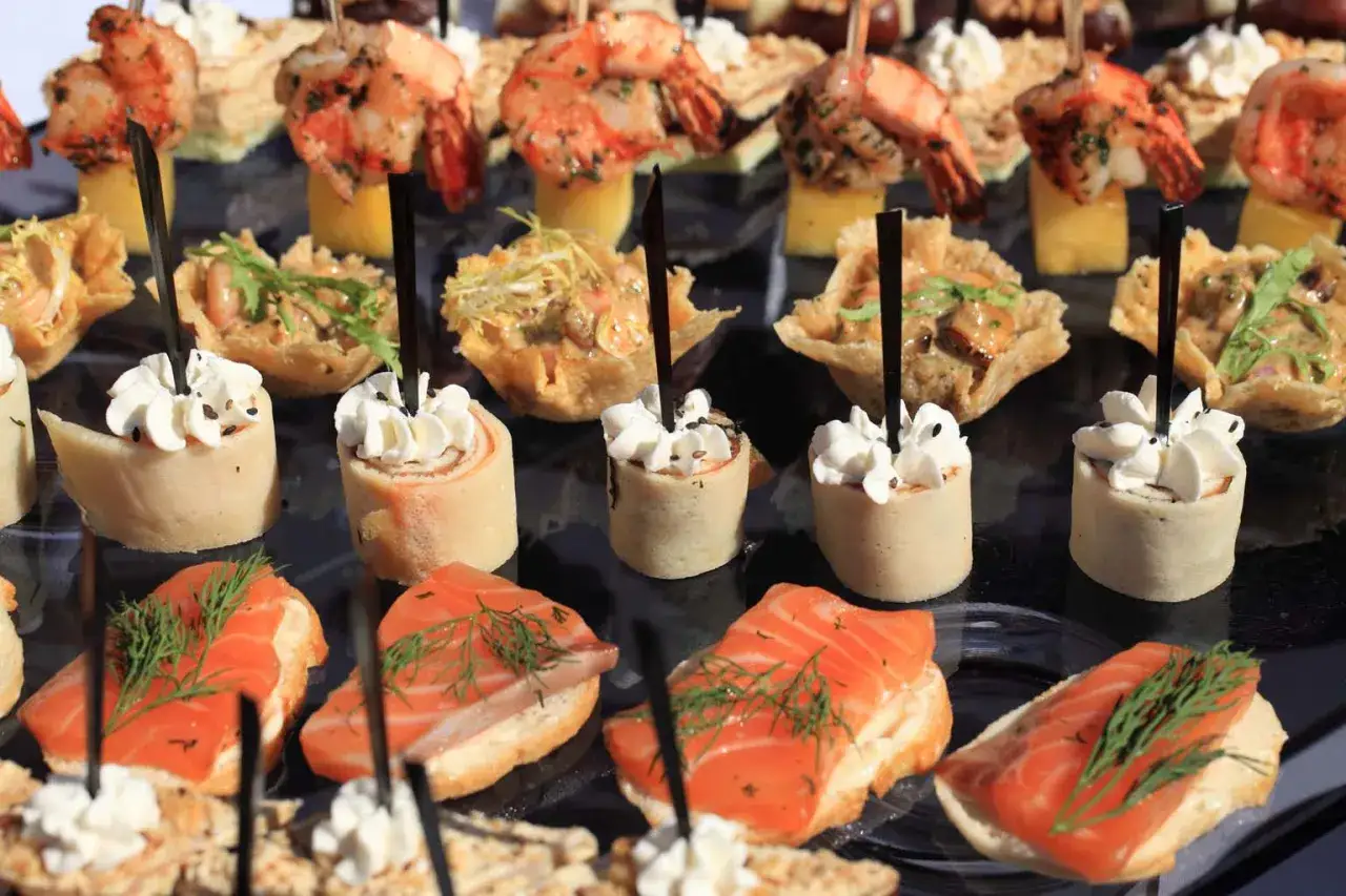 Zdjęcie Ile kosztuje catering na 18? Sprawdź ceny i opcje na urodziny