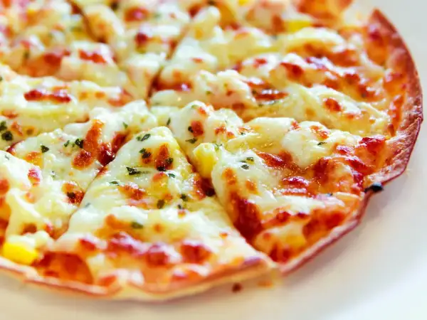 Pyszna pizza z tortilli na patelni, z ciągnącym się serem i ziołami. Szybki i łatwy sposób na domową pizzę.