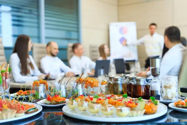 Ile można zarobić na cateringu? Zaskakujące fakty o dochodach
