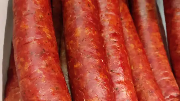 Tradycyjna kiełbasa dziadka Tadka – sekrety smaku i przygotowania