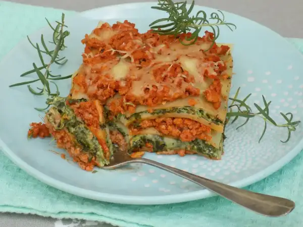 Pyszna lasagne z mięsem mielonym i szpinakiem, idealna na prosty obiad. Aromatyczny rozmaryn dodaje świeżości.
