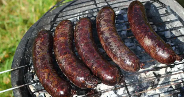 Kaszanki na grillu, pachnące i rumiane. Tradycyjnie z krwi, podrobów i kaszy gryczanej, idealne na letnie wieczory.