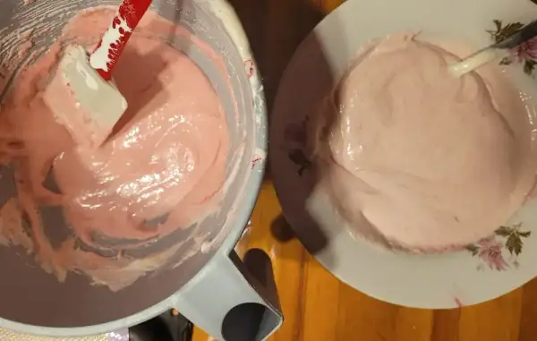 Różowa masa na makaroniki w misce i na talerzu. Ania gotuje, tworząc ten pyszny przepis.