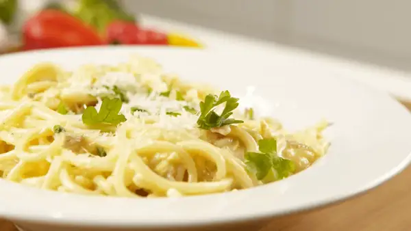 Ile kalorii ma spaghetti carbonara? Zaskakujące wartości kaloryczne