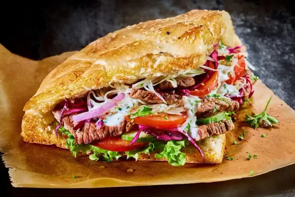 Ile kcal ma kebab w cieście? Zaskakujące kalorie i składniki
