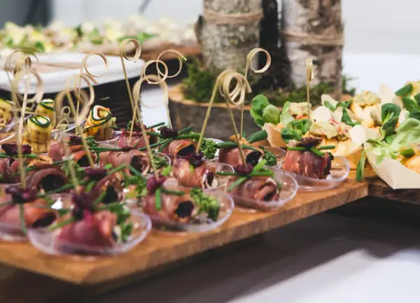 Catering co to? Odkryj tajemnice idealnej obsługi na imprezy