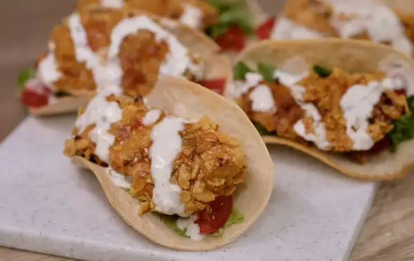 Pyszne tacos z kurczakiem w chrupiącej panierce, polane kremowym sosem. Idealne na szybki lunch lub kolację.