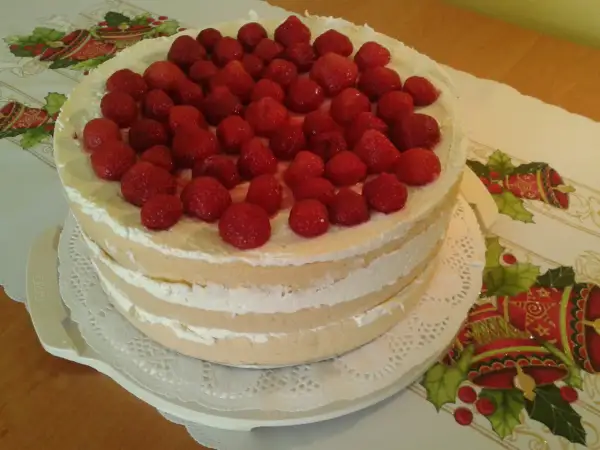 Pyszny, dwupiętrowy tort z bitą śmietaną i truskawkami. Idealny zdrowy tort na roczek przepis, który zachwyci każdego malucha.
