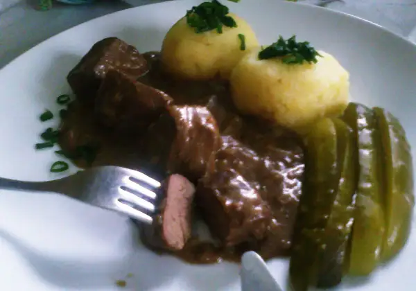 Pyszna wątróbka w sosie z kluskami i ogórkiem kiszonym. Widok apetyczny, aż chce się spróbować!