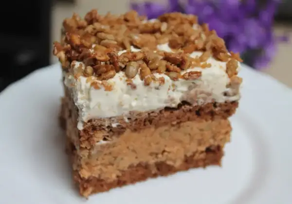 Pyszne ciasto ze słonecznikiem, masą krówkową i mascarpone, posypane chrupiącą kruszonką.