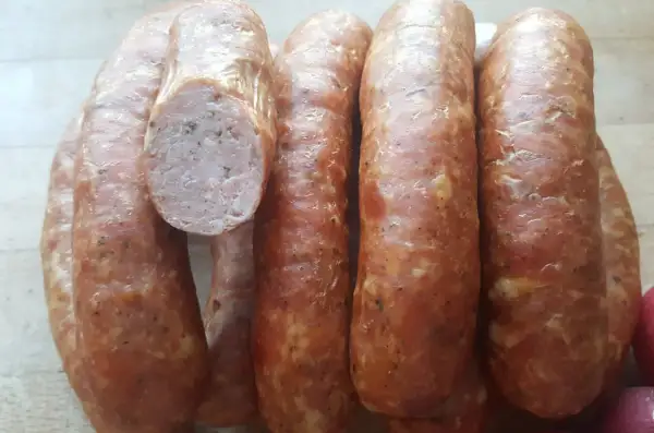 Kiełbasa wędzona parzona – tradycyjny przepis i sposób przygotowania