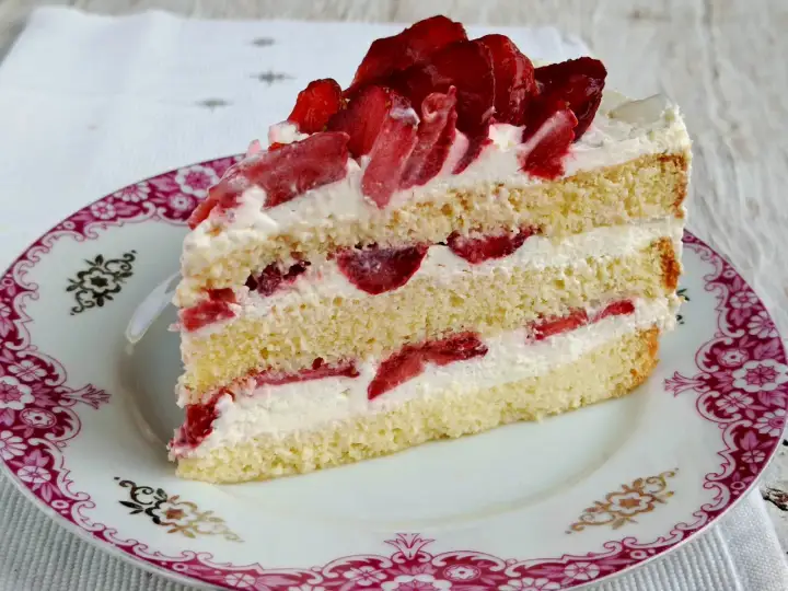 Biszkopt z mascarpone i bitą śmietaną - jak zrobić idealny?