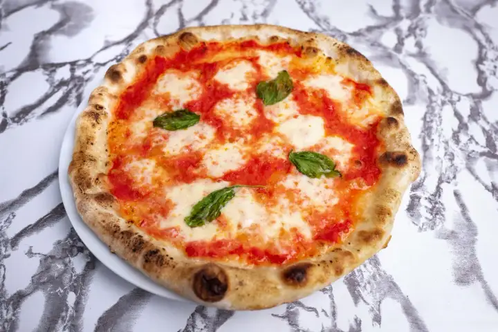 Ciasto na pizzę neapolitańską - proporcje, fermentacja i pieczenie
